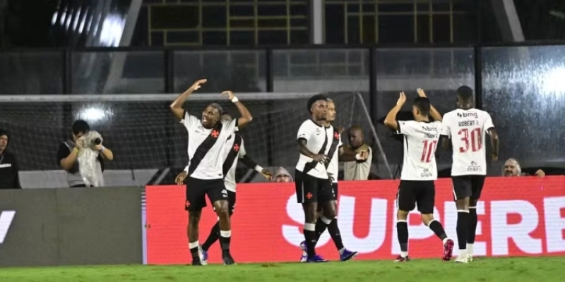 Jogadores do Vasco comemoram gol de Cuiabano contra o Palmeiras - André Durão