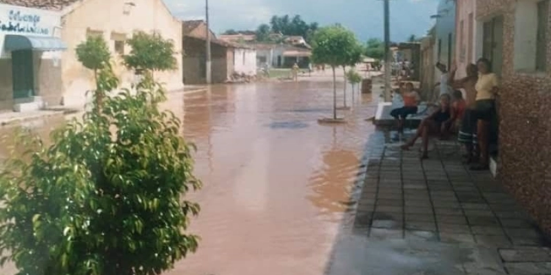 Águas do rio Piancó invadem a zona urbana de Boa Ventura, em 2004 - Redes Sociais