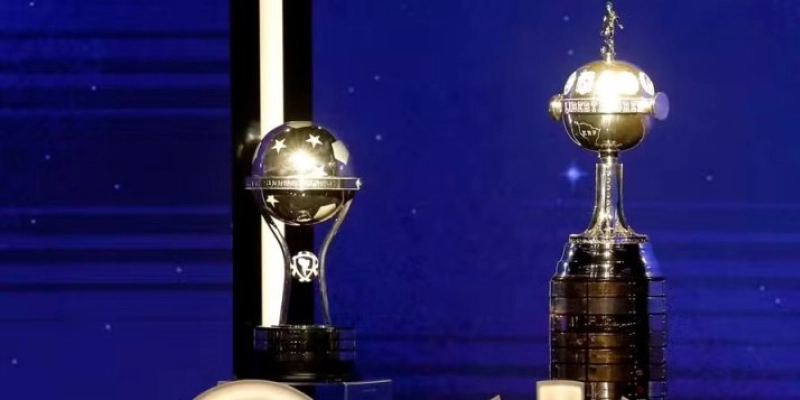 Troféus da Libertadores e da Sul-Americana - Cesar Olmedo/Reuters