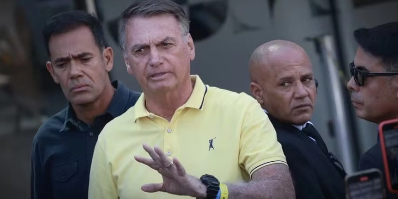 O ex-presidente da República Jair Messias Bolsonaro chega ao hospital DFStar em Brasília para realizar exames - Cristiano Mariz/Agência O Globo