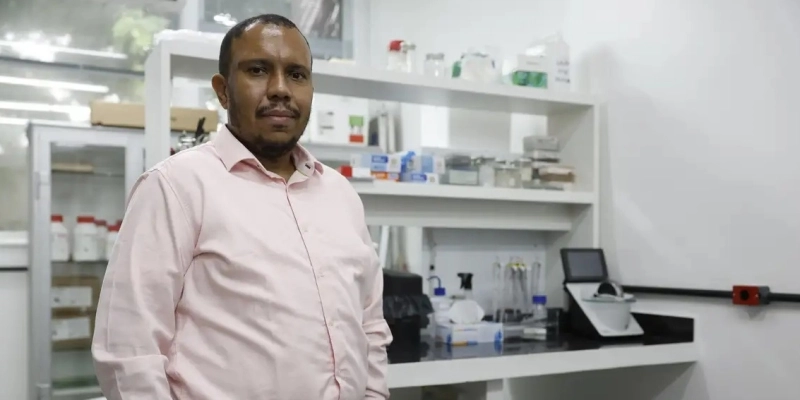 Pesquisador da UFRJ Mychael Lourenço, que estuda Alzheimer e recebeu o prêmio ALBA-Roche Prize for Excellence in Neuroscience Reserach em 2026 - Fernando Frazão/Agência Brasil