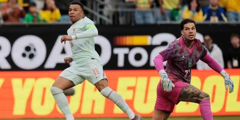 Mbappé marcou o primeiro gol da vitória da França contra o Brasil - Brian Snyder/REUTERS -