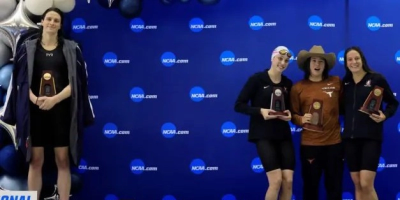 Foto mostra a nadadora transgênero Lia Thomas no topo pódio sozinha enquanto as demais medalhistas — Emma Weyant, Erica Sullivan e Brooke Forde - Getty Images