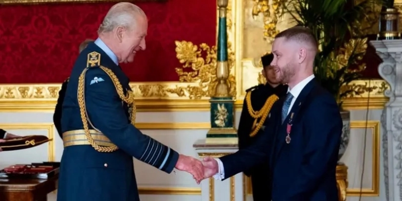 Nathan Newby passou duas horas convencendo Mohammad Farooq a abandonar seu plano de ataque a bomba em um hospital de Leeds, na Inglaterra - Bruce Rollinson/PA