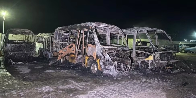 Incêndio atinge ônibus em garagem, na cidade de Queimadas, na Paraíba - Sandra Paula/TV Paraíba