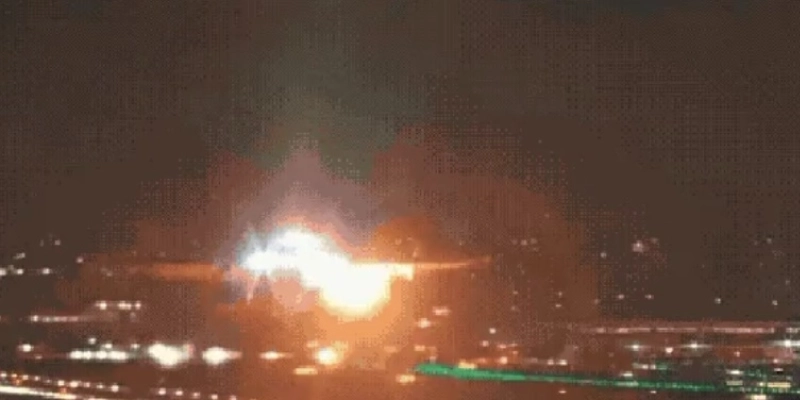 Turbina de avião explode durante decolagem no Aeroporto Internacional de Guarulhos, na Grande SP, na noite deste domingo (30) - Reprodução/TV Globo