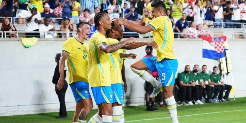 Jogadores da Seleção Brasileira comemoram com Danilo o gol no amistoso sobre a Croácia - Rich Storry/Getty Images