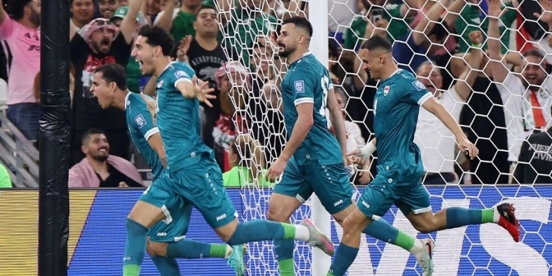 Jogadores do Iraque comemoram gol sobre a Bolívia, em Monterrey (MEX), pela repescagem mundial para a Copa do Mundo - Julio Cesar Aguilar/ Getty Images