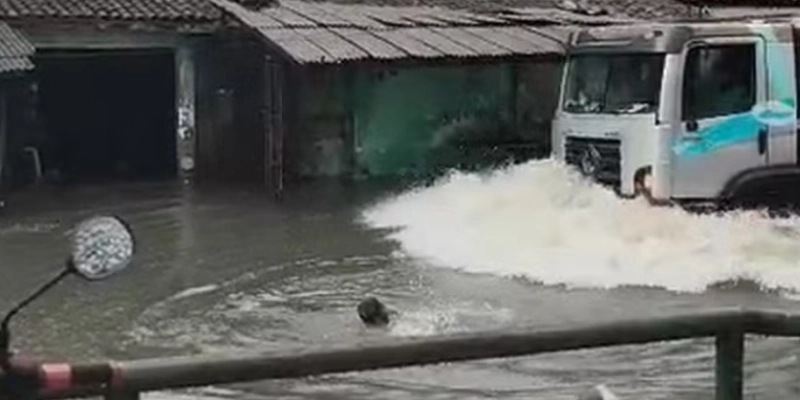 Homem quase é atingido por caminhão enquanto nadava na rua após fortes chuvas em João Pessoa - Reprodução redes sociais