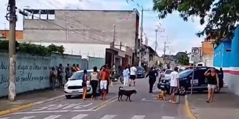 Após ex-aluno esfaquear professora, rua de escola ficou movimentada em Suzano - Divulgação