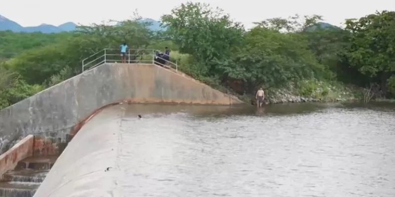 Barragem da Farinha volta a sangrar após seis anos, em Patos - TV Cabo Branco/Reprodução