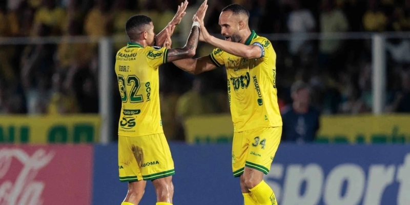 Igor Formiga e João Victor comemoram o primeiro gol da história do Mirassol na competição - Getty Images