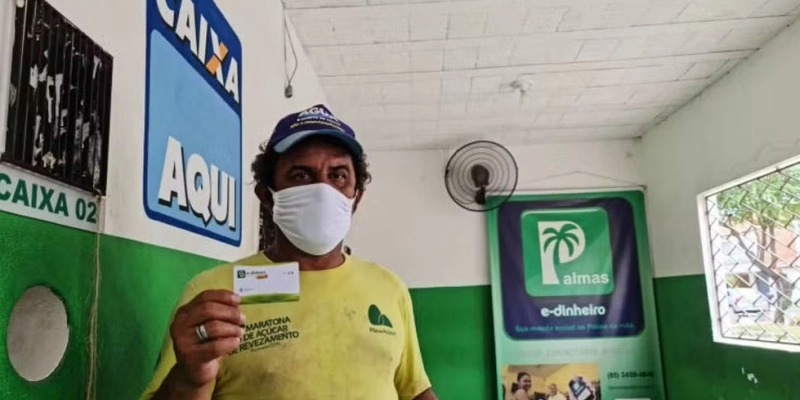 A estrutura é semelhante a de um banco tradicional, com cartão de crédito e pix - Divulgação/Banco Palmas