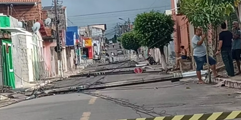 Vários postes ficaram caídos - Reprodução