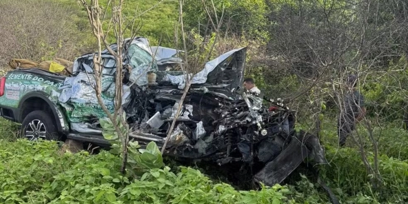 Dois homens morrem em acidente envolvendo caminhão e caminhonete, na BR-104, em Alcantil, na Paraíba - TV Paraíba