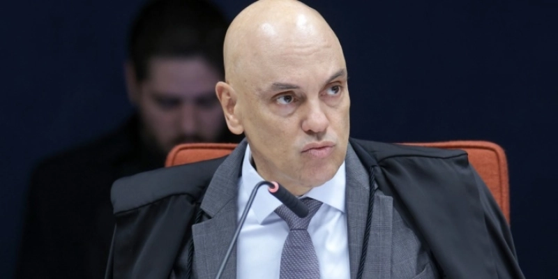 Moraes abre inquérito contra Flávio Bolsonaro por post contra Lula - Reprodução