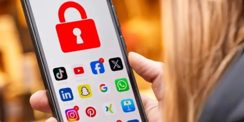 Texto determina que plataformas como YouTube, TikTok, Facebook e Instagram impeçam menores de 15 anos de criar contas de usuário - Wolfgang Maria Weber/picture alliance/DW