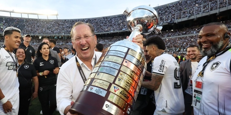 John Textor com troféu da Libertadores - Vítor Silva/BFR