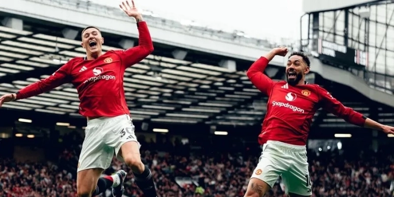 Cunha e Sesko comemoram gol do atacante estoniano - Divulgação/Manchester United