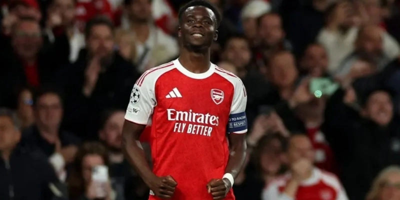 Saka comemora gol marcado pelo Arsenal sobre o Atlético de Madrid, pela Champions League - Adrian Dennis/AFP