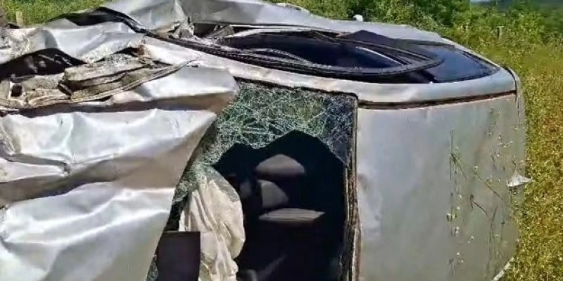 Carro capota e deixa morto e ferido em São José de Piranhas - Reprodução