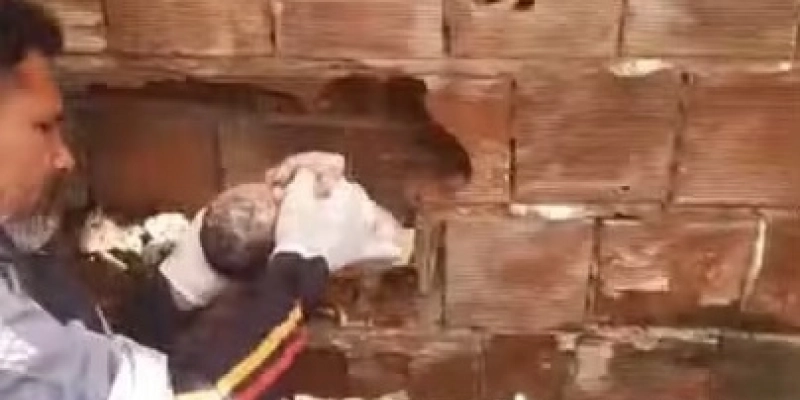 Bebê é retirado de parede após ser abandonado no Litoral da Paraíba - Reprodução