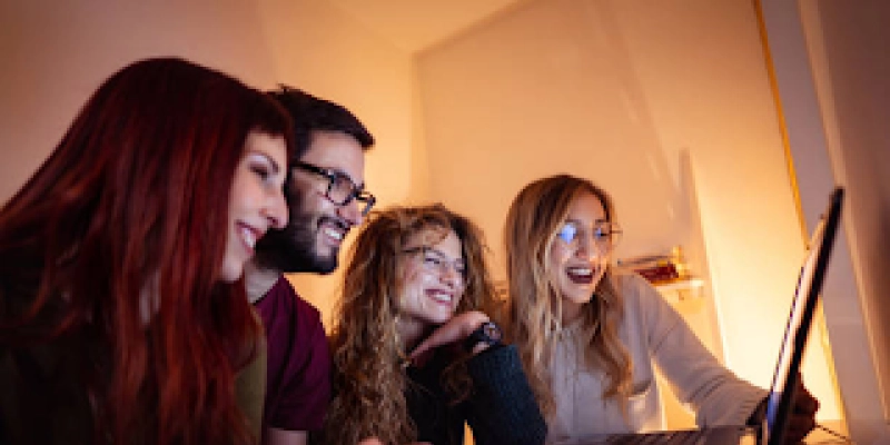 Pessoas assistindo - Reprodução