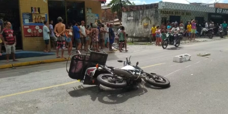 Homem morre em acidente envolvendo moto e carro, em João Pessoa - Yanka Oliveira/TV Cabo Branco