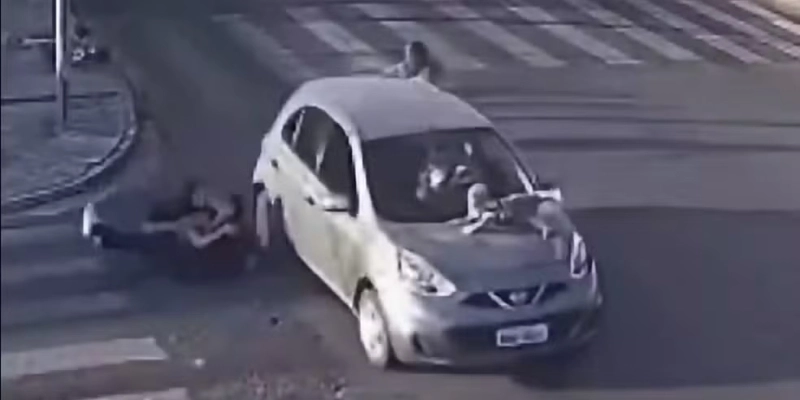 Bebê fica preso em capô de carro após atropelamento, na Paraíba; Vídeo mostra o momento - Reprodução