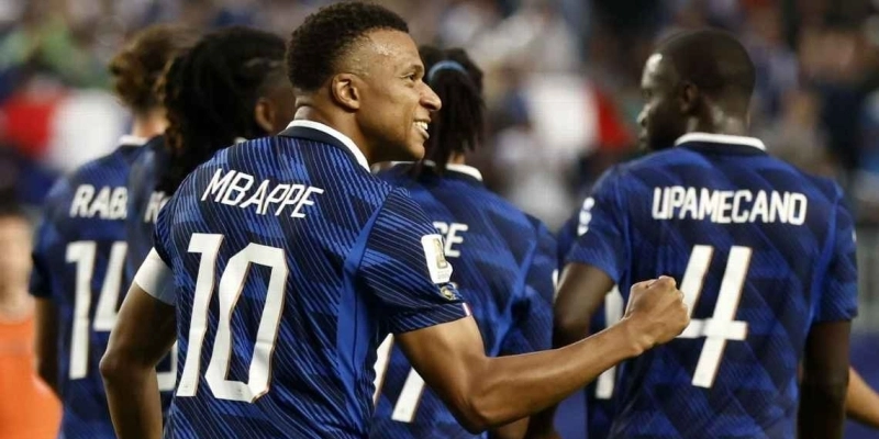 Mbappé comemora após marcar para a França sobre o Iraque na Copa do Mundo - EFE/EPA/WILL OLIVER