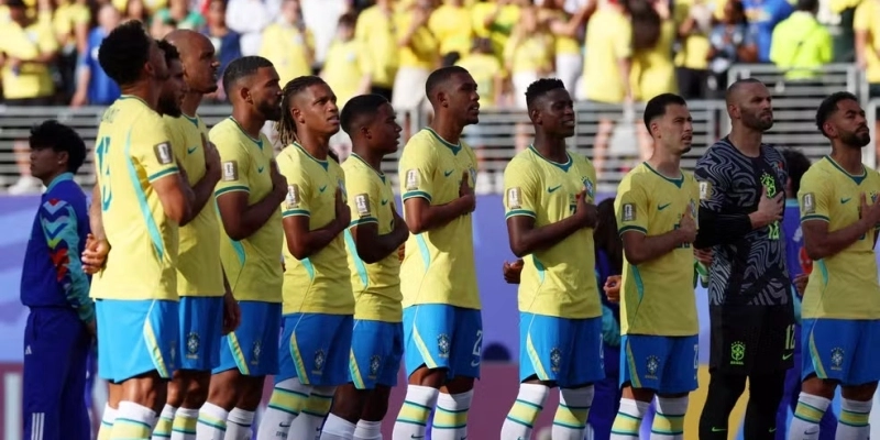 Jogadores alinhados cantando o hino nacional durante a Copa do Mundo 2026. - Reuters/Vincent Carchietta