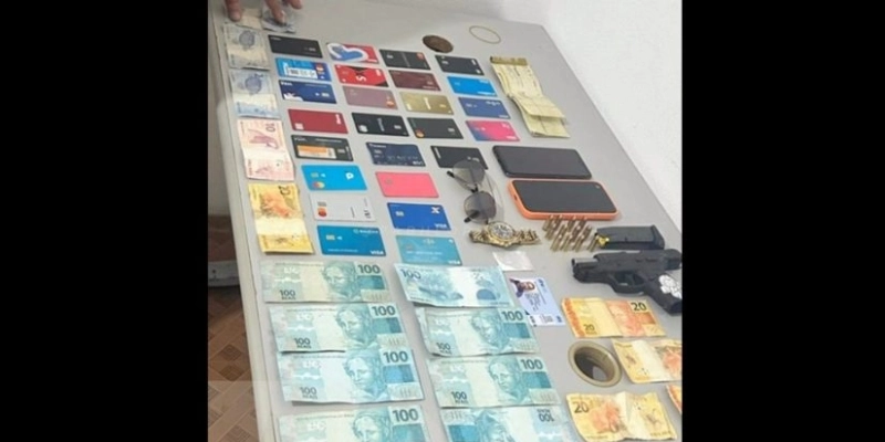 Homem preso com mais de 20 cartões de crédito em Patos - Reprodução - Polícia Militar