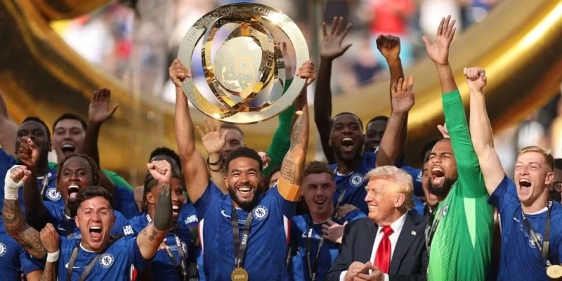 Chelsea levanta troféu da Copa do Mundo de Clubes ao lado de Trump. - Divulgação
