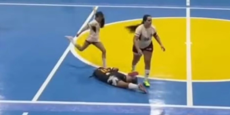 Jogadora atingida por chutes na cabeça recebeu atendimento médico e passa bem. - Reprodução