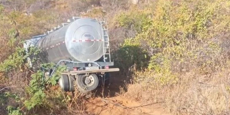 Caminhão-tanque despenca na Serra do Teixeira - Reprodução