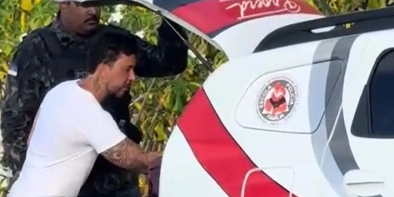 Carlinhos Maia usando viatura da PM em pegadinha - reprodução/TikTok: @pe.de.pano.e.suas