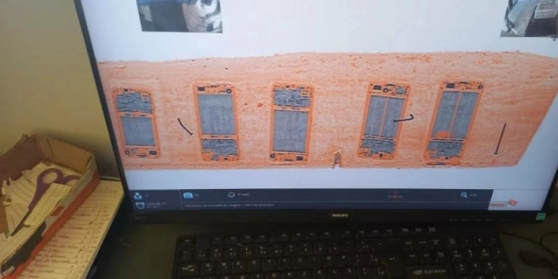 Celulares escondidos dentro de tábua - Divulgação/Polícia Penal