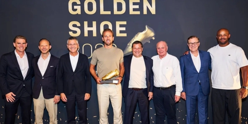 Harry KLane posa com a chuteira de ouro - Divulgação / Bayern