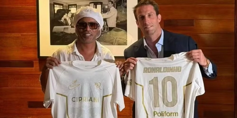 Ronaldinho Gaúcho posa ao lado do empresário Ignazio Cipriani exibindo a camisa do Ravenna - Reprodução/ge
