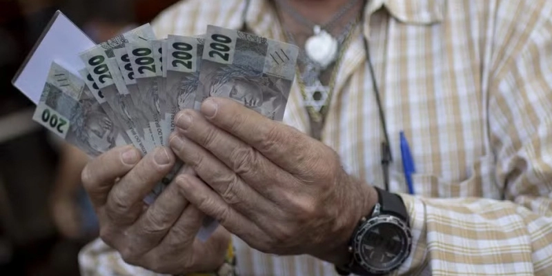 Homem com nota de 200 reais na sede na Banco Central. - MATEUS BONOMI/AGIF/ESTADÃO CONTEÚDO