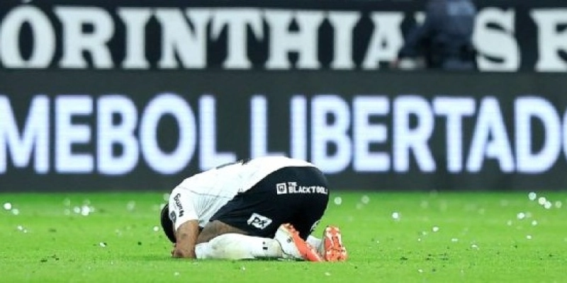 Memphis Depay desolado após perder pênalti em eliminação do Corinthians - Miguel SCHINCARIOL / AFP via Getty Images