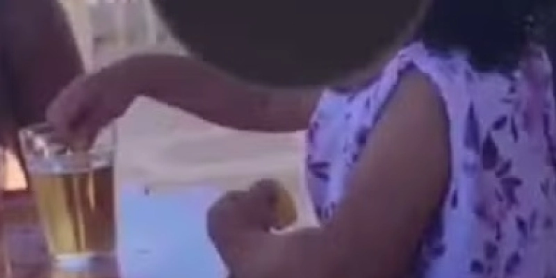 Vídeo de criança ingerindo alimento molhado em bebida alcoólica no Sertão da Paraíba - Reprodução redes sociais.