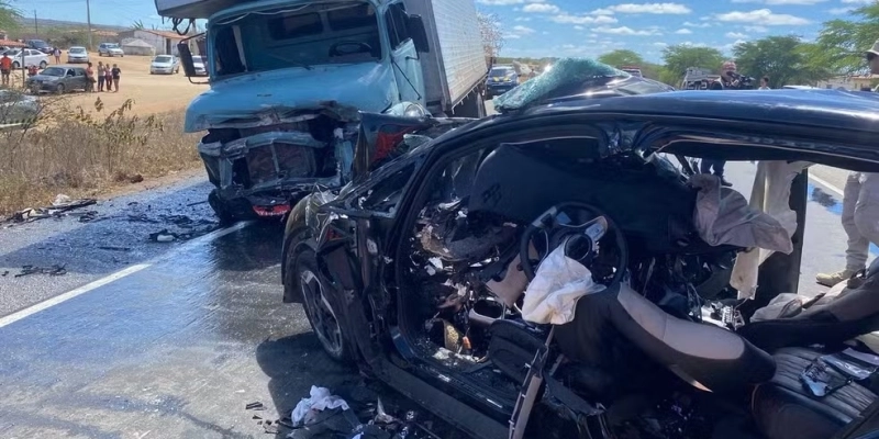 Duas pessoas morrem após acidente entre caminhão e carro na BR-230 em Juazeirinho - Geraldo Jeronimo / TV Paraíba