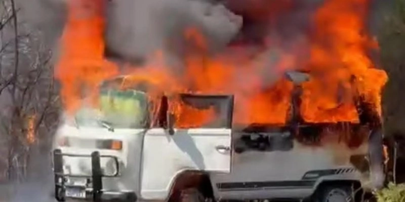 Kombi pega fogo em rodovia de Boa Ventura - Redes Sociais