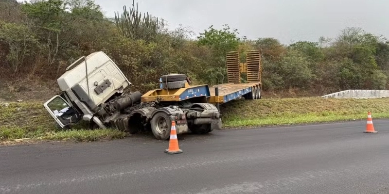 Motorista fica ferido após caminhão tombar na BR-230, no Agreste da PB - Reprodução / TV Cabo Branco