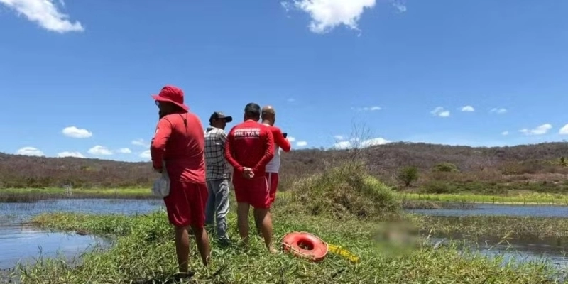 Corpo foi encontrado boiando em açude na zona rural de Matureia, na PB - Divulgação/Corpo de Bombeiros