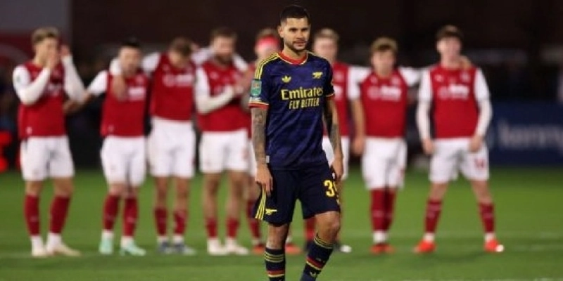 Bruno Guimarães em ação com a camisa do Arsenal - Getty Images