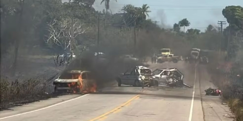 Acidente entre cinco veículos provoca incêndio em dois carros - Reprodução - Polícia Militar