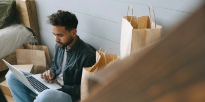 Homem olhando o computador - 