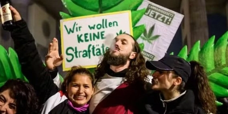 Em Berlim, defensores da legalização da maconha celebram entrada em vigor da lei que descriminaliza o uso recreativo da cannabis na Alemanha - John Macdougall/AFP